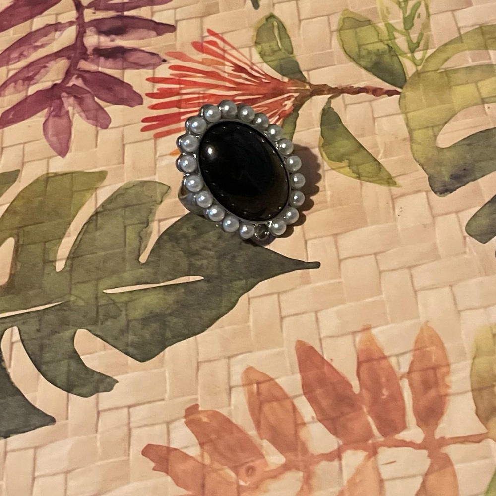 Guess Costume jewelry ring black and fake Pearl